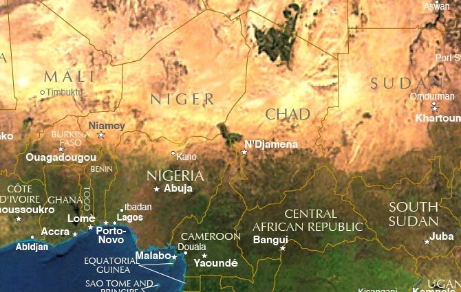Peta satelit Niger & Nigeria. Niger nampak berwarna kuning karena dipenuhi gurun gersang, sementara Nigeria berwarna dominan hijau karena wilayahnya subur & banyak dihuni pepohonan. (nationsonline.org)