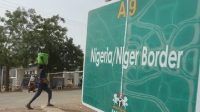 Papan penanda di perbatasan Niger & Nigeria. (Kola Sulaimon /aljazeera.com)