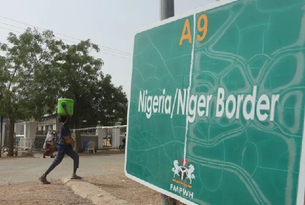 Papan penanda di perbatasan Niger & Nigeria. (Kola Sulaimon /aljazeera.com)